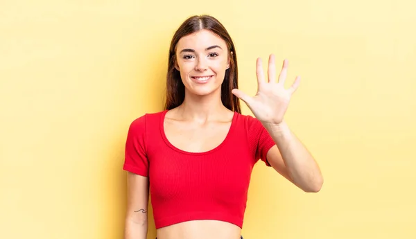 Mujer Bonita Hispana Sonriendo Luciendo Amigable Mostrando Número Cinco Quinto —  Fotos de Stock