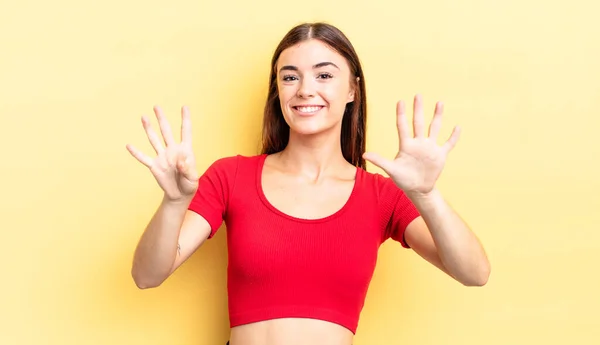 Ispanica Bella Donna Sorridente Guardando Amichevole Mostrando Numero Nove Nono — Foto Stock