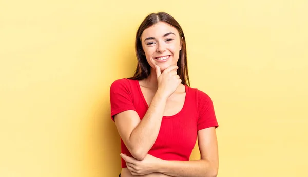 Hispânico Bonita Mulher Sorrindo Curtindo Vida Sentindo Feliz Amigável Satisfeito — Fotografia de Stock