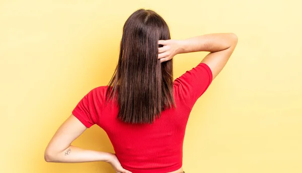 Latino Mooie Vrouw Denken Twijfelen Krabben Hoofd Gevoel Van Verward — Stockfoto