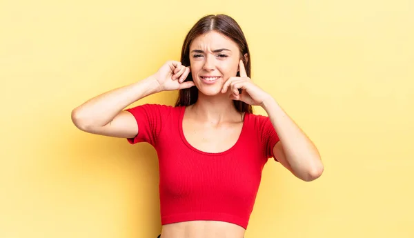 Ispanica Bella Donna Guardando Arrabbiato Stressato Infastidito Coprendo Entrambe Orecchie — Foto Stock