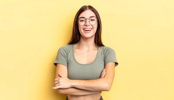 Hispanic Söt Kvinna Ser Som Glad Stolt Och Nöjd Presterare — Stockfoto