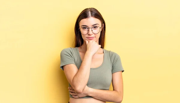 Hispânico Bonita Mulher Olhando Sério Confuso Incerto Pensativo Duvidando Entre — Fotografia de Stock