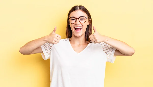 Mujer Bonita Hispana Sonriendo Ampliamente Mirando Feliz Positivo Seguro Exitoso —  Fotos de Stock