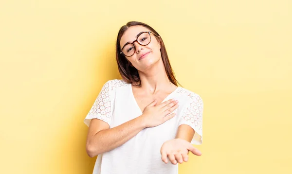 Hispânico Bonita Mulher Sentindo Feliz Apaixonado Sorrindo Com Uma Mão — Fotografia de Stock