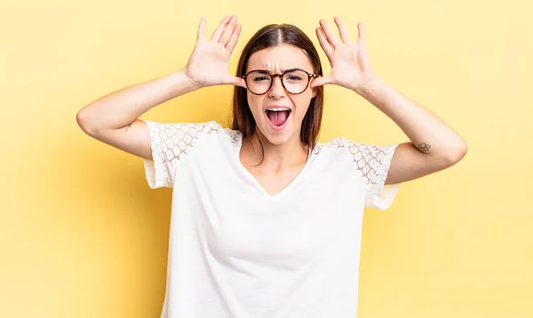 Mujer Bonita Hispana Gritando Pánico Enojo Conmocionada Aterrorizada Furiosa Con — Foto de Stock