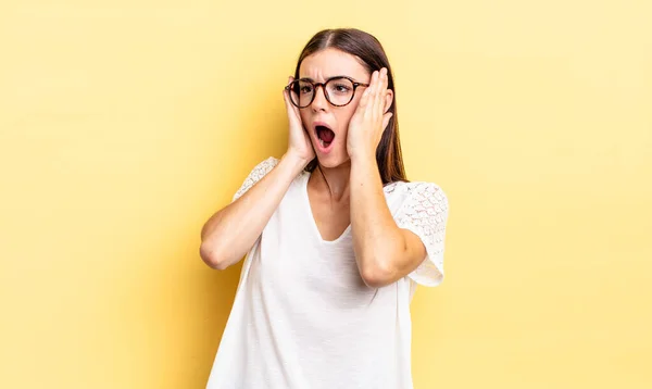 Mujer Bonita Hispana Sintiéndose Feliz Emocionada Sorprendida Mirando Lado Con — Foto de Stock