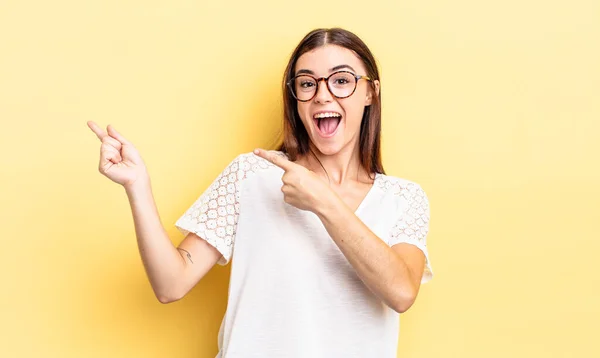 Hispânico Bonita Mulher Sentindo Alegre Surpreso Sorrindo Com Uma Expressão — Fotografia de Stock