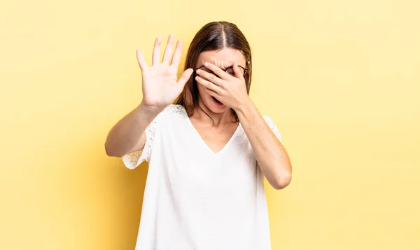 Paniekerige Mooie Vrouw Bedekken Gezicht Met Hand Zet Andere Hand — Stockfoto