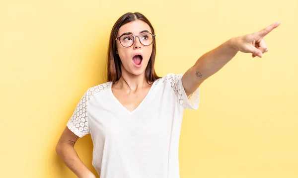 Hispânico Bonita Mulher Sentindo Chocado Surpreso Apontando Olhando Para Cima — Fotografia de Stock