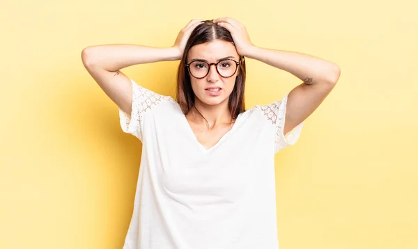 Hispânico Bonita Mulher Sentindo Frustrado Irritado Doente Cansado Fracasso Farto — Fotografia de Stock