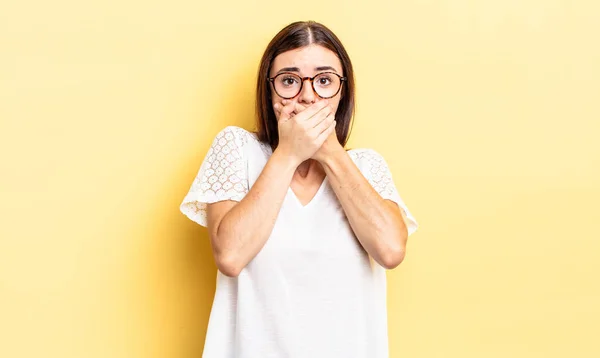 Latino Mooi Vrouw Bedekken Mond Met Handen Met Een Geschokt — Stockfoto