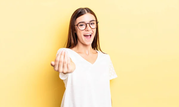 Mujer Bonita Hispana Sintiéndose Feliz Exitosa Confiada Enfrentando Desafío Diciendo —  Fotos de Stock