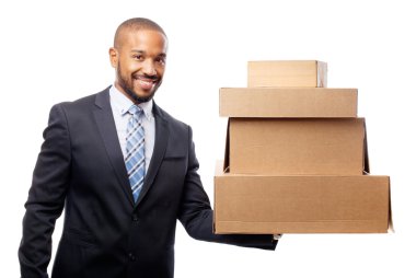 Genç serin siyah adam ile cardboardboxes