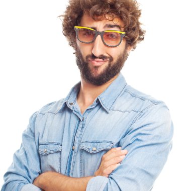 Güneş gözlüklü genç deli adam