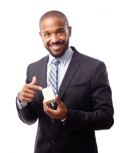 Hombre negro fresco joven con caja de regalo — Foto de Stock