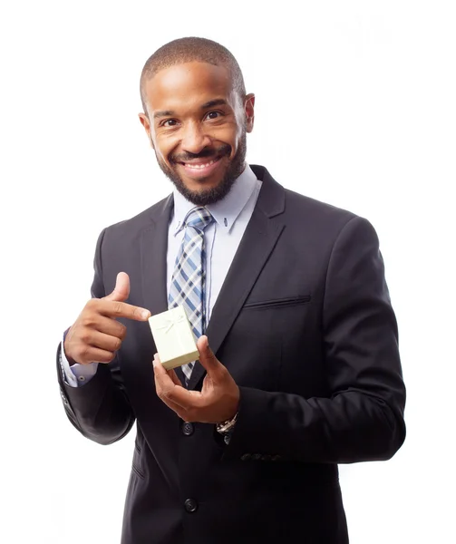 Jeune homme noir cool avec boîte cadeau — Photo