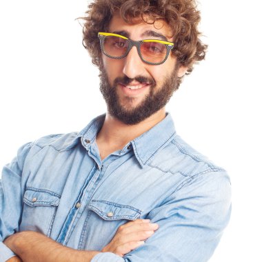 Güneş gözlüklü genç deli adam
