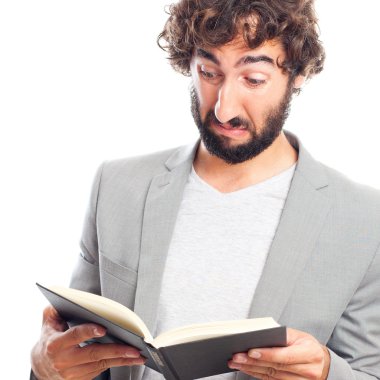 Elinde kitap olan genç deli adam.