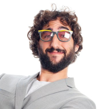 Güneş gözlüklü genç deli adam