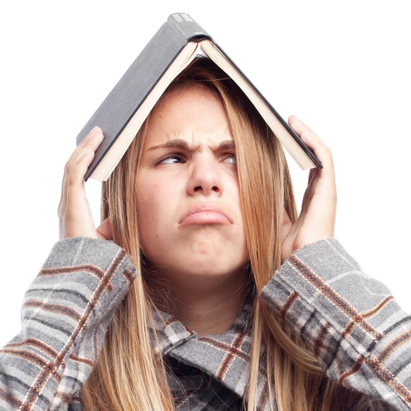 Junge coole Frau langweilt sich mit einem Buch — Stockfoto