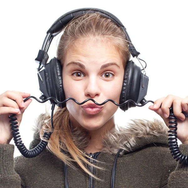 Jovem mulher legal com fones de ouvido — Fotografia de Stock