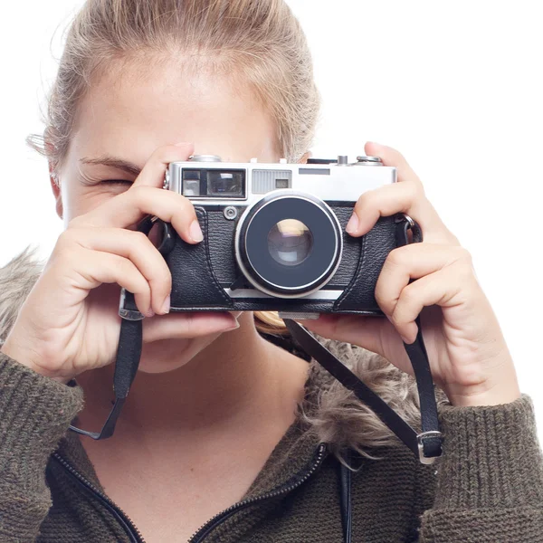 年轻酷女人与相机拍照 — 图库照片