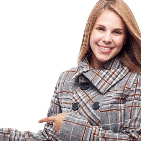 Giovane donna fredda che indica — Foto Stock