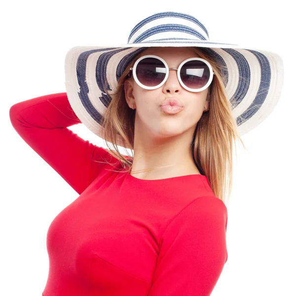 Jovem mulher legal com óculos de sol uma cabana — Fotografia de Stock