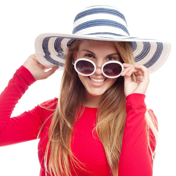 Mujer fresca joven con gafas de sol y cabaña —  Fotos de Stock