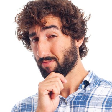 Genç adam düşünüyor.