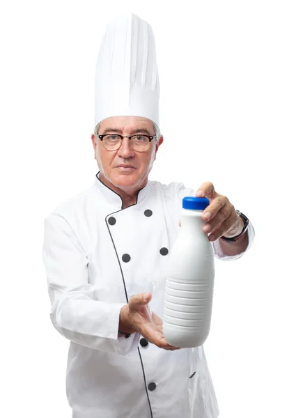 Anziano uomo fresco con una bottiglia di latte — Foto Stock