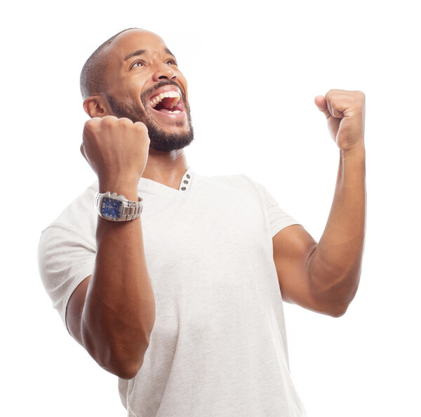 Молодой крутой черный мужчина празднует знак
