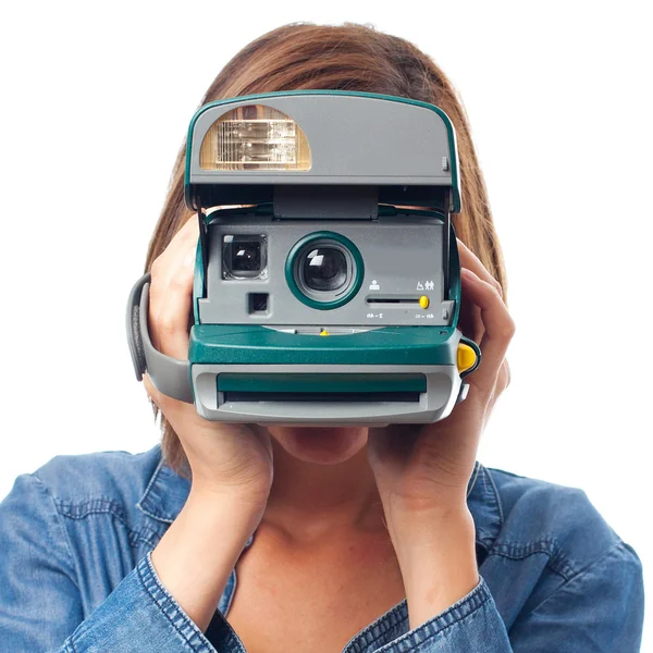 Νεαρή γυναίκα δροσερό με μια φωτογραφική μηχανή — Φωτογραφία Αρχείου