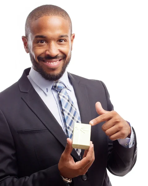 Genç serin hediye kutusu ile siyah adam — Stok fotoğraf