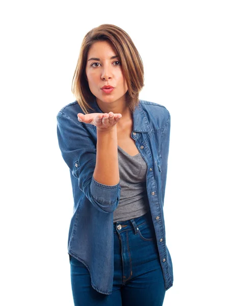 Junge coole Frau schickt einen Kuss — Stockfoto