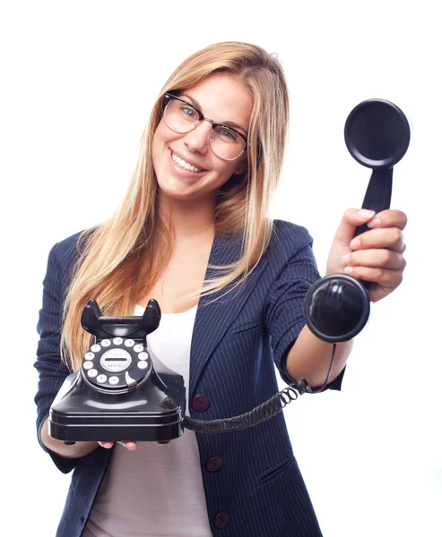 Joven cool mujer ofreciendo un teléfono — Foto de Stock