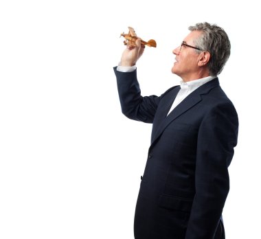 Ahşap bir uçak ile üst düzey cool adam