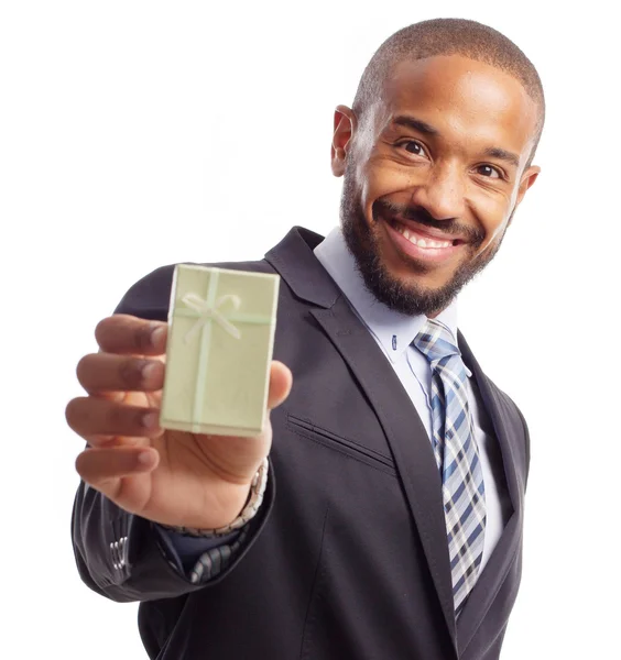 Junger cooler schwarzer Mann mit Geschenkbox — Stockfoto