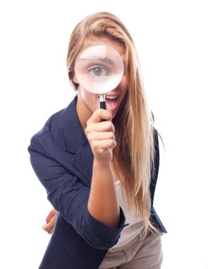 Gözü, büyüteci olan güzel kadın