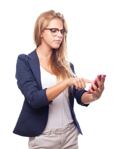 Joven mujer cool con teléfono de pantalla táctil — Foto de Stock