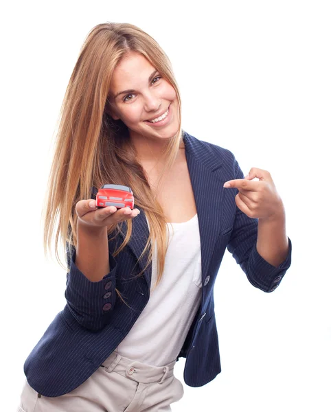 Молода крута жінка з автомобільною іграшкою — стокове фото