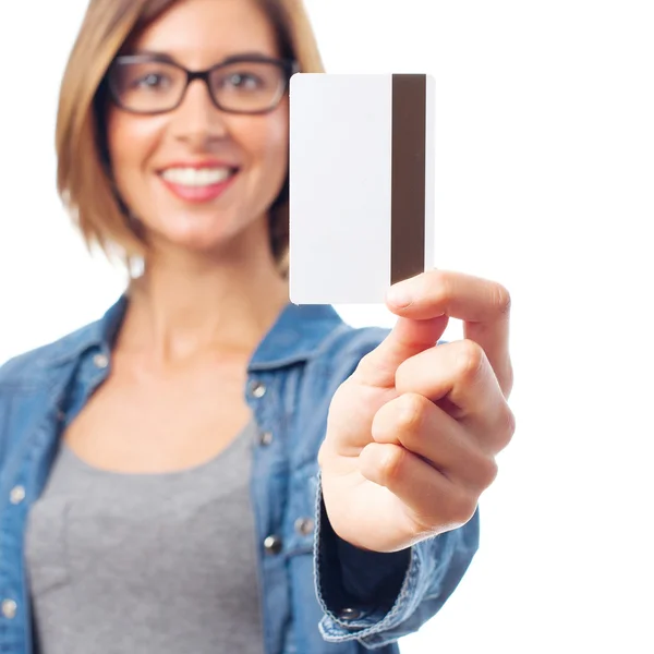 Jeune femme cool avec une carte de crédit — Photo