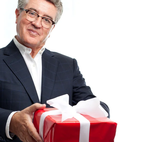 Alto hombre fresco con un regalo — Foto de Stock