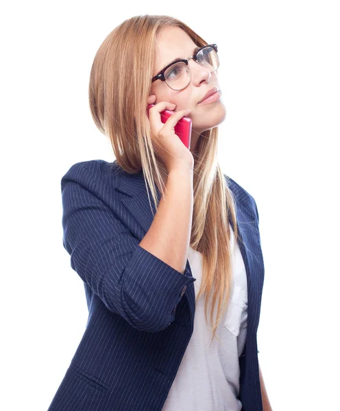 Молодая крутая женщина, говорящая по телефону — стоковое фото