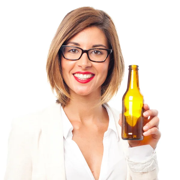 Giovane donna cool che beve una birra — Foto Stock
