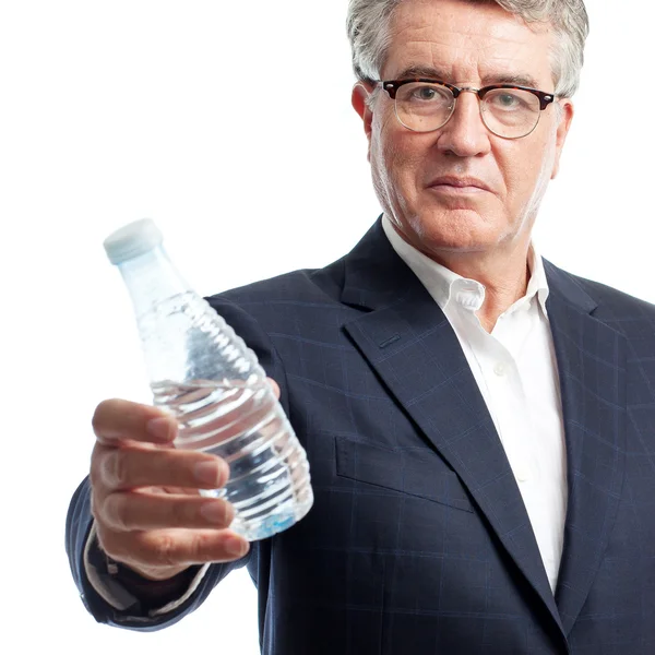 Homem frio sênior com uma garrafa de água — Fotografia de Stock