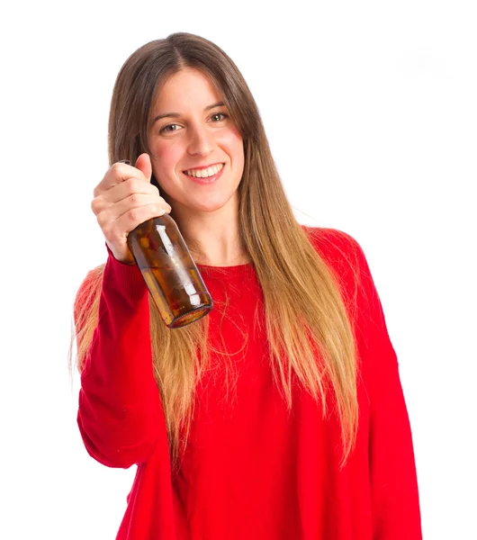 Jovem menina legal oferecendo uma cerveja — Fotografia de Stock