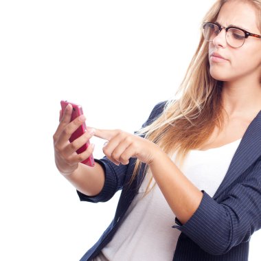 Dokunmatik ekran telefon ile genç güzel kadın