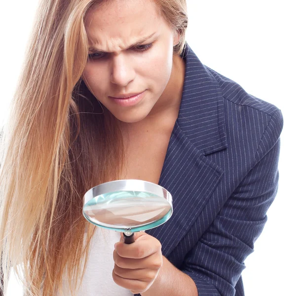 Jeune femme cool avec une loupe — Photo